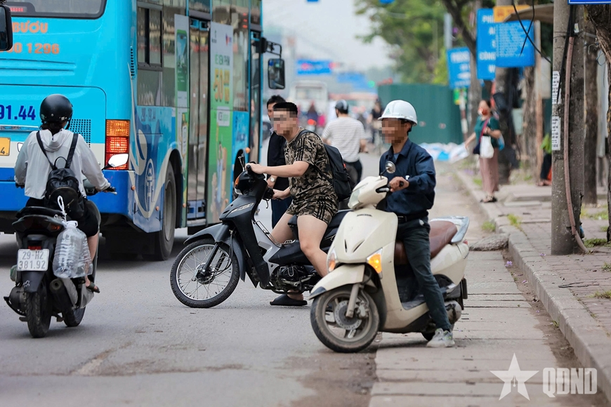 Hà Nội: Liên tiếp xử lý hàng chục tài xế đi trên vỉa hè, đi ngược chiều