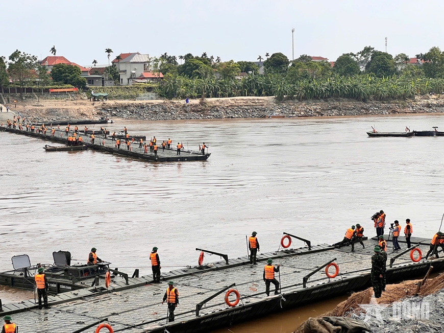 Cầu phao Phong Châu tạm dừng hoạt động vì nước chảy xiết