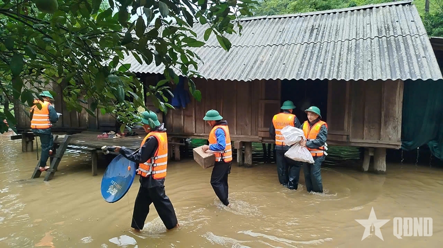 Bộ đội Biên phòng tỉnh Quảng Bình di dời khẩn cấp 10 hộ dân ra khỏi khu vực ngập lụt