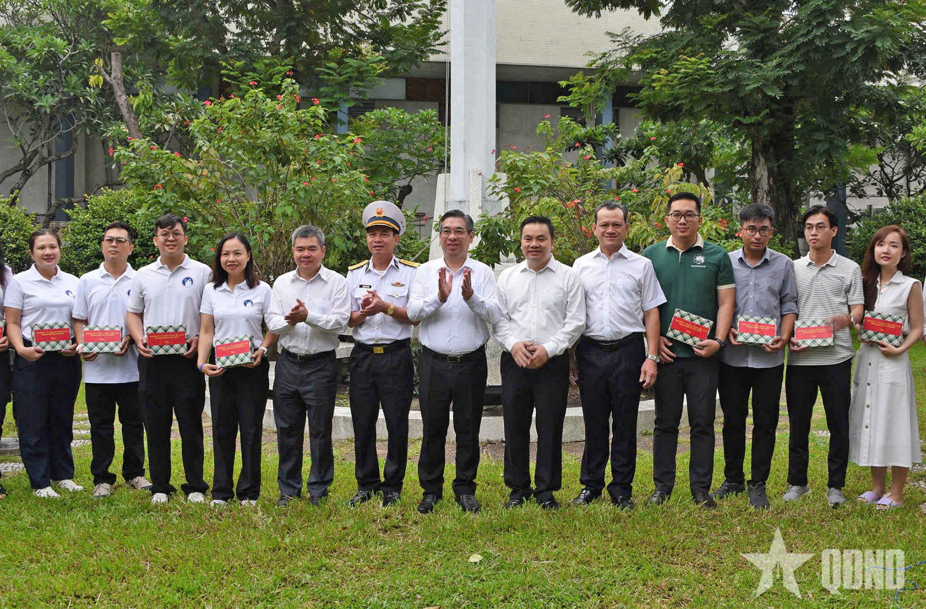 Đội ngũ y tế TP Hồ Chí Minh xuất quân khám sức khỏe cho quân, dân tại huyện đảo Trường Sa