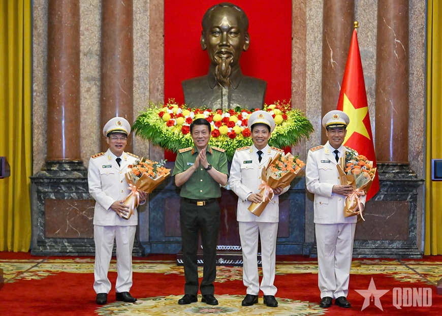 Chủ tịch nước Lương Cường trao Quyết định thăng cấp bậc hàm Thượng tướng đối với 3 đồng chí Thứ trưởng Bộ Công an
