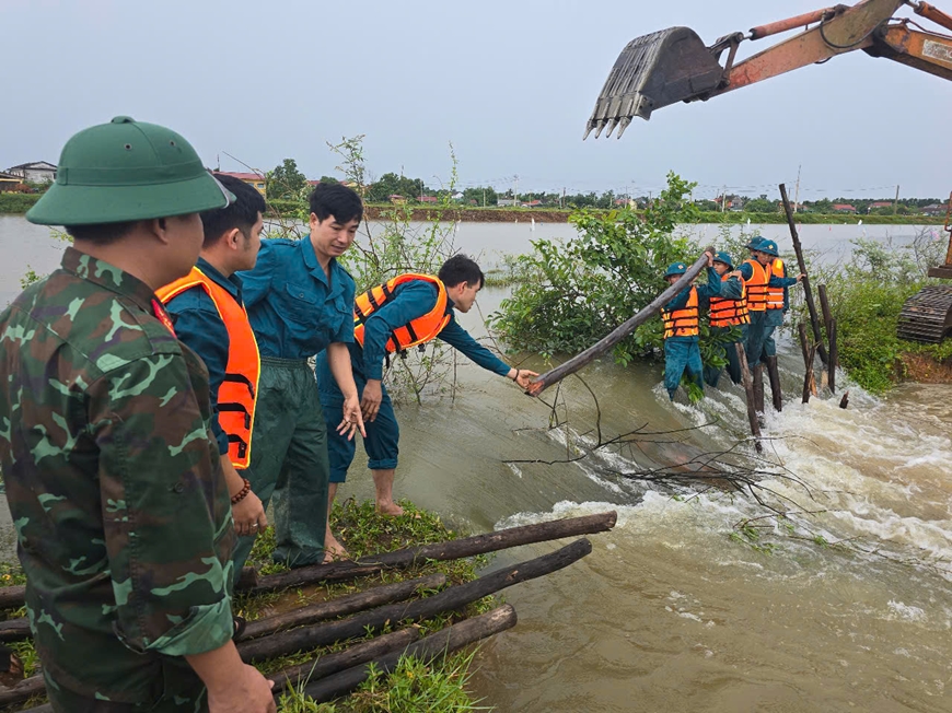 Quân đội kịp thời cứu nạn, giúp dân khắc phục hậu quả do bão số 1 gây ra