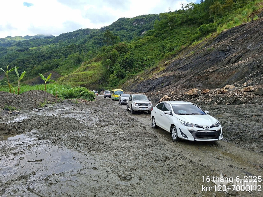 Điện Biên: Thông tuyến Quốc lộ 12 sau sạt lở