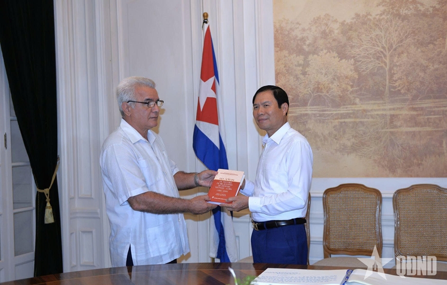 Đại tướng Nguyễn Tân Cương thăm Trung tâm Fidel Castro Ruz tại Cuba