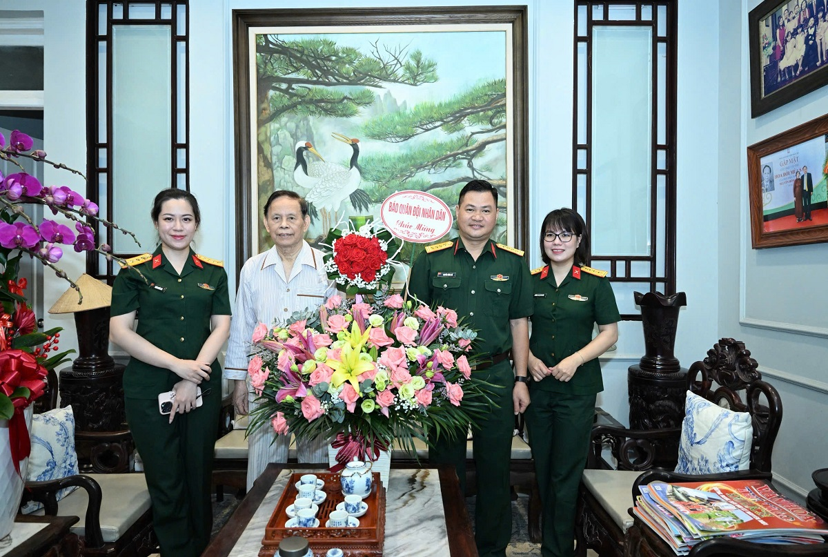 Báo Quân đội nhân dân thăm, tặng quà các nhà báo lão thành