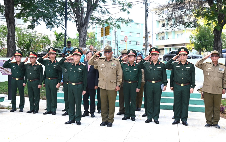 Đại tướng Nguyễn Tân Cương đặt hoa tưởng niệm Chủ tịch Hồ Chí Minh và thăm Học viện Quân sự cấp cao “Tướng Máximo Gómez”