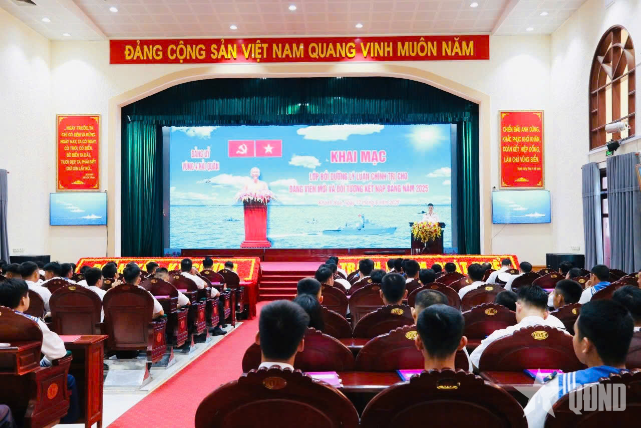 Vùng 4 Hải quân bồi dưỡng lý luận chính trị cho đảng viên mới và đối tượng kết nạp đảng