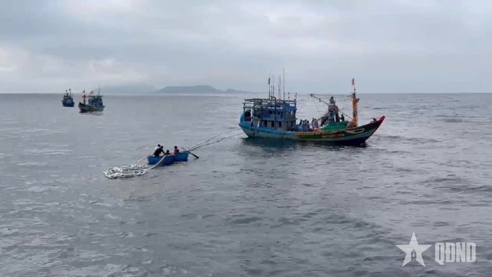 Quảng Ngãi: Chìm tàu cá, 11 ngư dân được cứu sống 