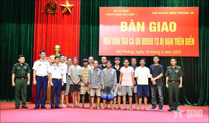 Bộ tư lệnh Vùng Cảnh sát biển 1 bàn giao ngư dân bị nạn trên biển