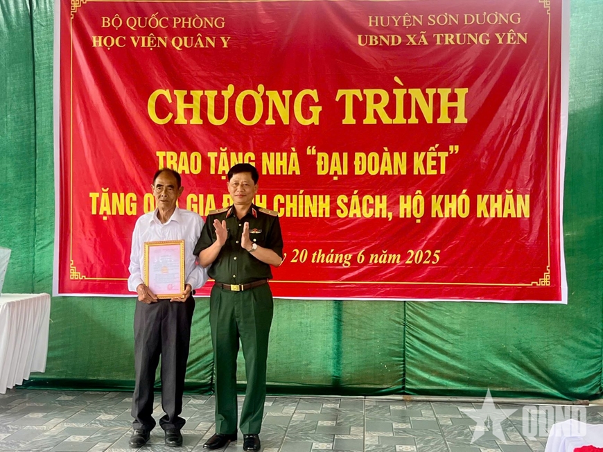 Học viện Quân y trao “Nhà đại đoàn kết” và “Ngôi nhà 100 đồng” tại Tuyên Quang