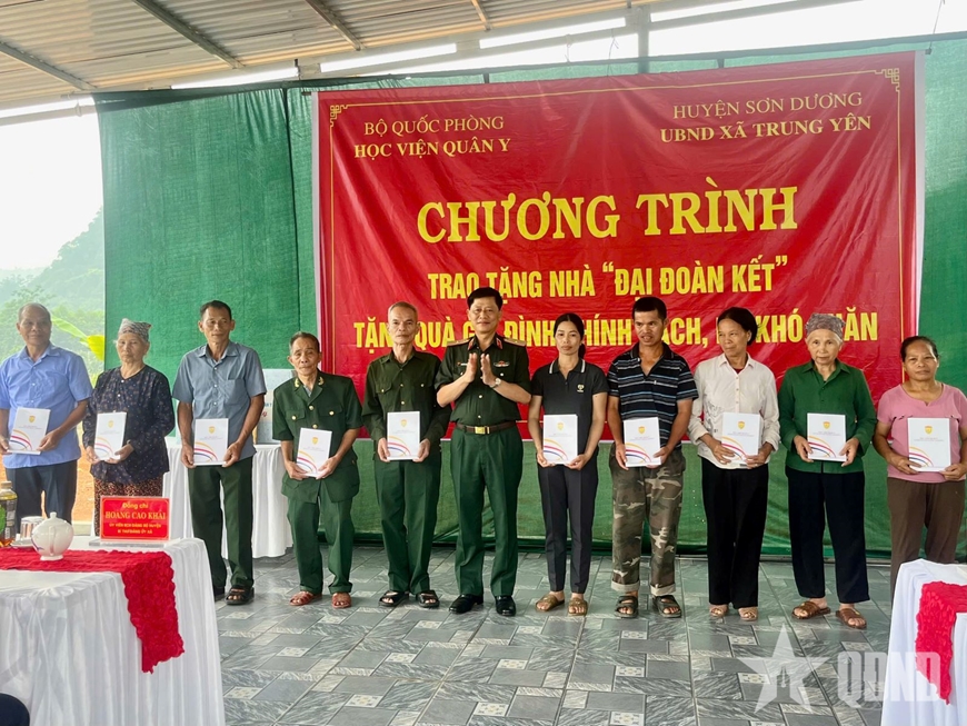Học viện Quân y trao “Nhà đại đoàn kết” và “Ngôi nhà 100 đồng” tại Tuyên Quang