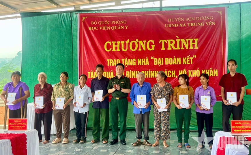 Học viện Quân y trao “Nhà đại đoàn kết” và “Ngôi nhà 100 đồng” tại Tuyên Quang