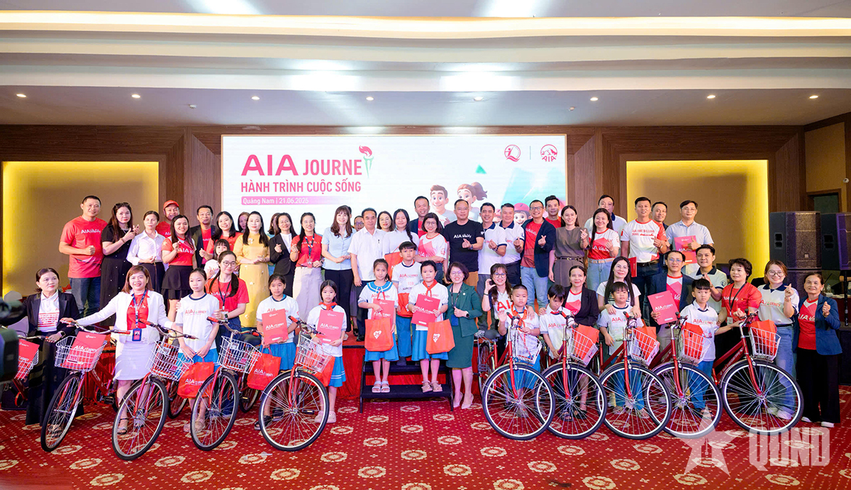 Trao tặng xe đạp, thiết bị học tập, dụng cụ thể thao trẻ em khó khăn tỉnh Quảng Nam