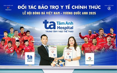 6 huyền thoại Manchester Reds được chăm sóc sức khỏe trước trận giao hữu tại Đà Nẵng
