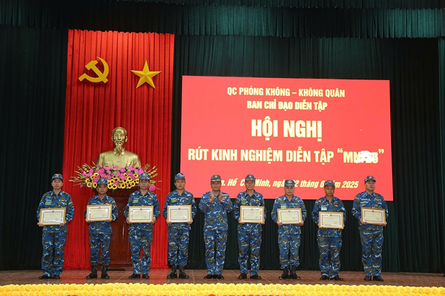 Hoàn thành Diễn tập chỉ huy - tham mưu 1 bên 2 cấp trên bản đồ có một phần thực binh