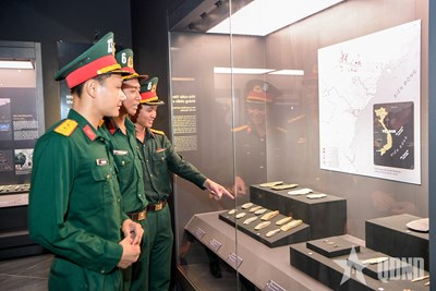 Gallery - 	Lực lượng diễu binh tham quan Bảo tàng Lịch sử Quân sự Việt Nam