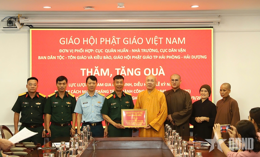 Giáo hội Phật giáo Việt Nam và doanh nghiệp sẻ chia cùng lực lượng luyện tập diễu binh, diễu hành A80