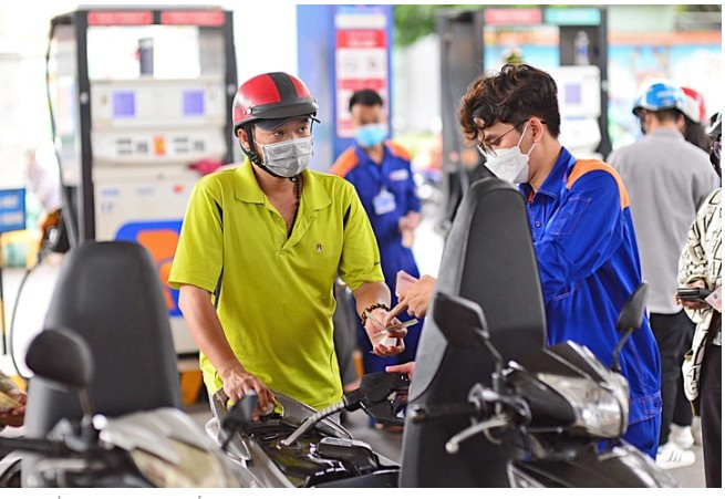 Từ chiều nay (26-6), giá xăng dầu tiếp tục tăng, xăng RON95 lên hơn 21.500 đồng/lít