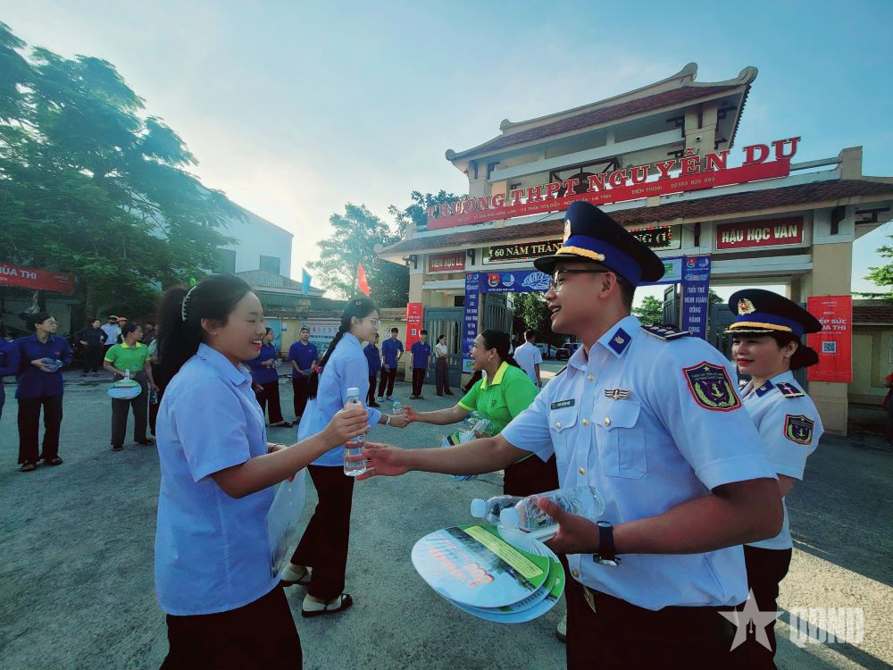 Đoàn cơ sở và Hội Phụ nữ Hải đội 102 “Tiếp sức mùa thi”