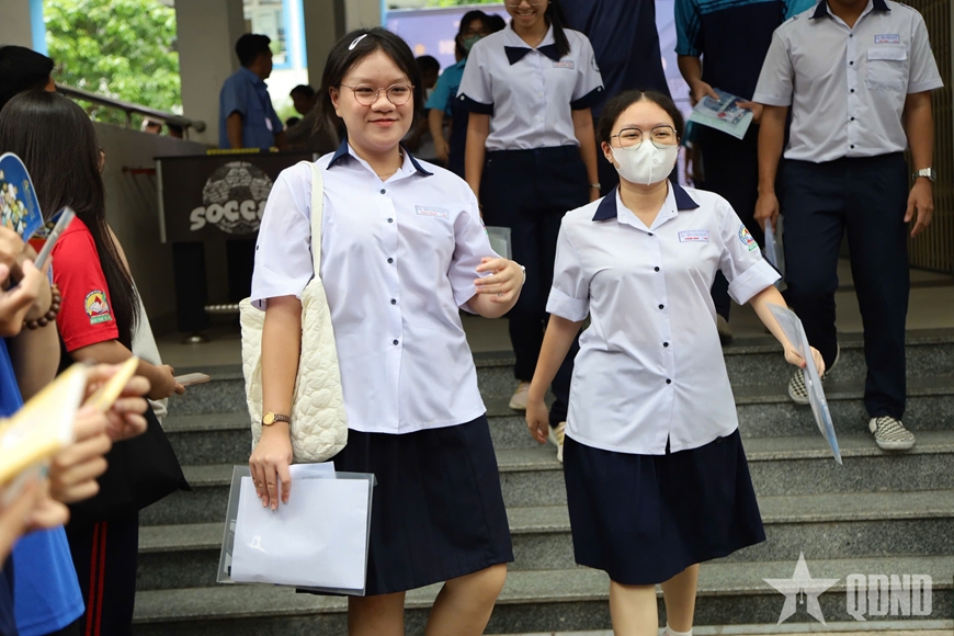 Thí sinh TP Hồ Chí Minh hứng khởi với phần viết về “vùng trời quê hương nào cũng là bầu trời Tổ quốc”