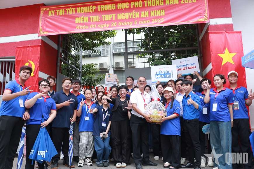 TP Hồ Chí Minh: Nét đẹp tình nguyện viên tiếp sức mùa thi