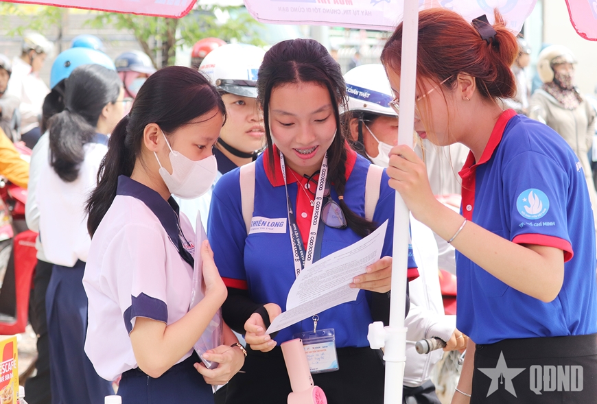 TP Hồ Chí Minh: Nét đẹp tình nguyện viên tiếp sức mùa thi
