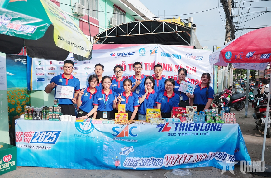 TP Hồ Chí Minh: Nét đẹp tình nguyện viên tiếp sức mùa thi