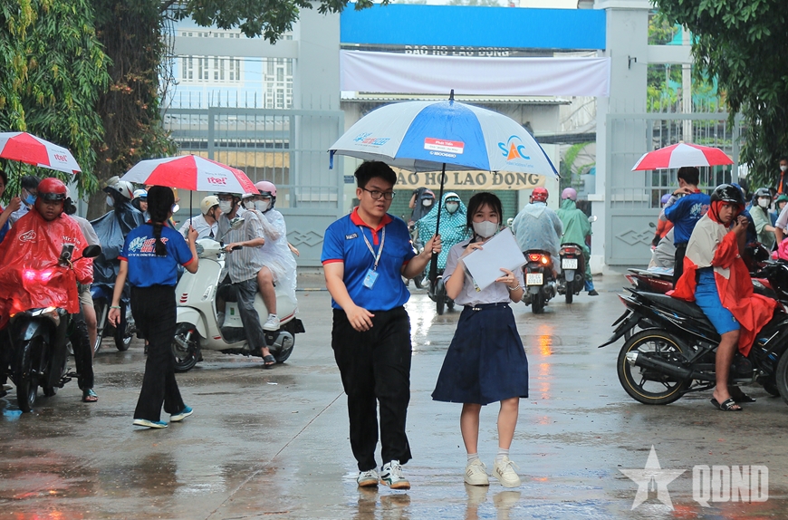 TP Hồ Chí Minh: Nét đẹp tình nguyện viên tiếp sức mùa thi