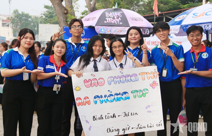 TP Hồ Chí Minh: Nét đẹp tình nguyện viên tiếp sức mùa thi