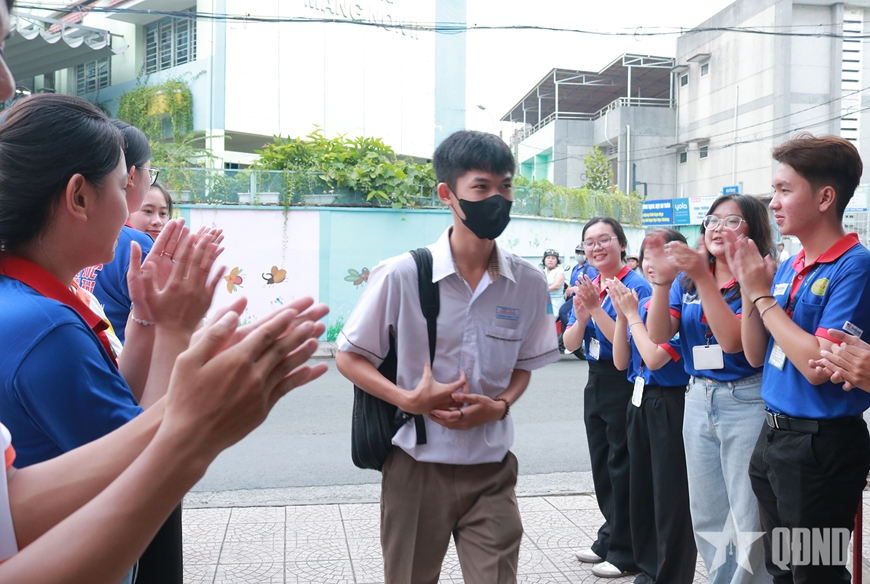 TP Hồ Chí Minh: Nét đẹp tình nguyện viên tiếp sức mùa thi