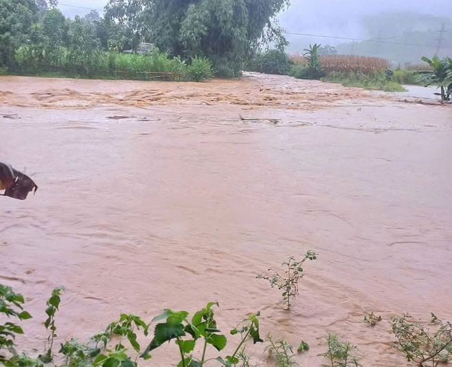 Tìm thấy thi thể người phụ nữ bị nước lũ cuốn trôi 