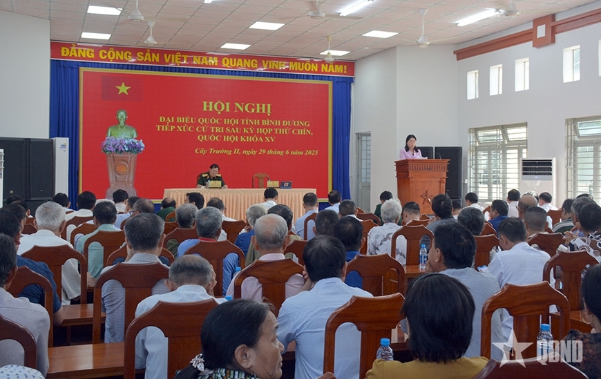 Đại tướng Nguyễn Tân Cương tiếp xúc cử tri tại tỉnh Bình Dương