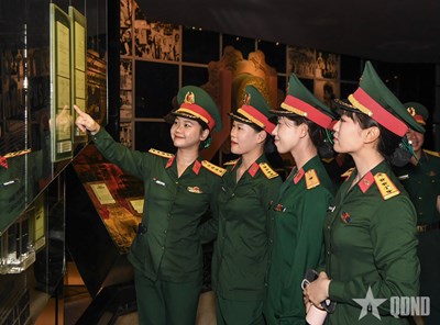 View - 	Các khối diễu binh, diễu hành tham quan, học tập lịch sử