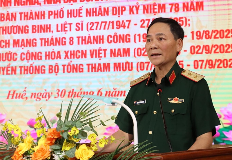 Bộ Quốc phòng hỗ trợ xây dựng Nhà văn hóa cộng đồng tránh lũ, tặng quà gia đình chính sách tại Huế