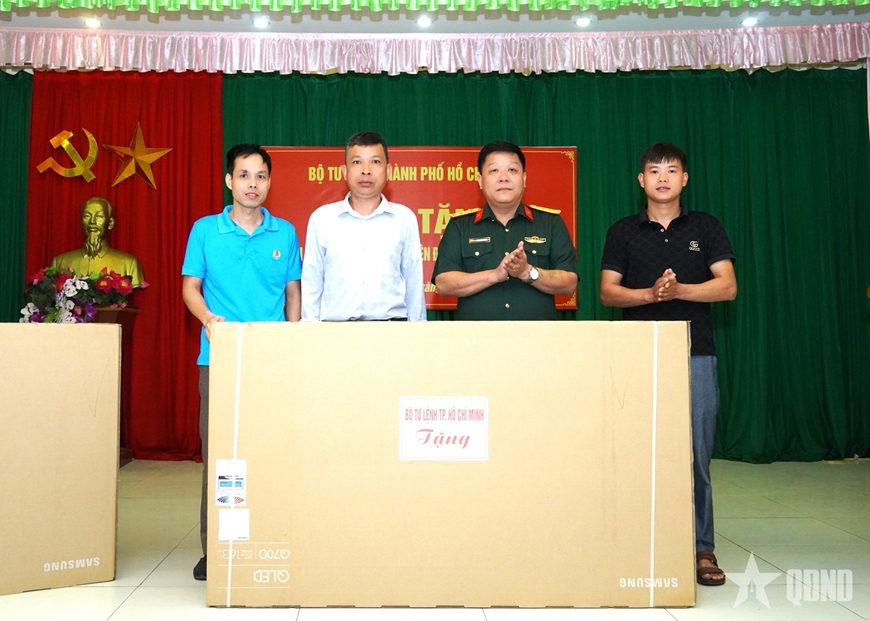 Bộ tư lệnh TP Hồ Chí Minh trao tivi tặng các trường học vùng cao biên giới tỉnh Tuyên Quang