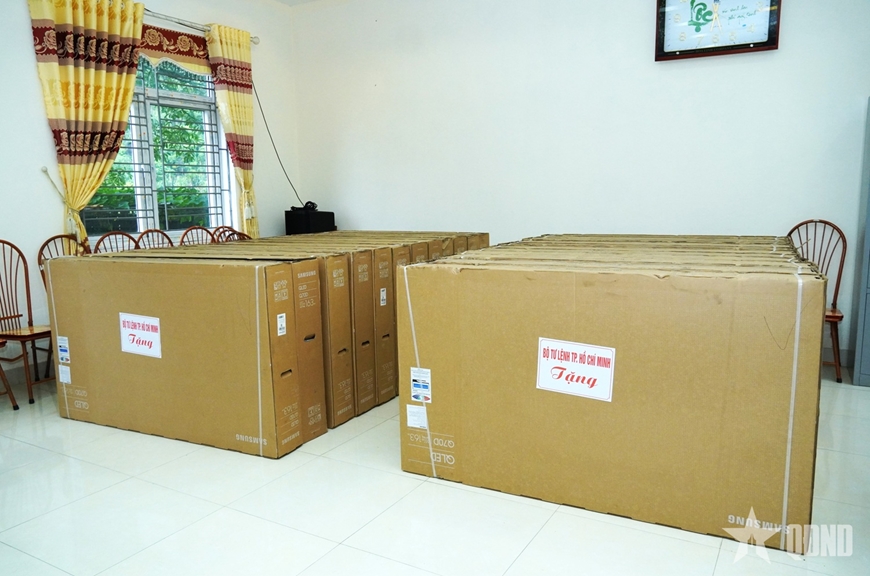 Bộ tư lệnh TP Hồ Chí Minh trao tivi tặng các trường học vùng cao biên giới tỉnh Tuyên Quang