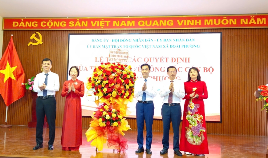 Hà Nội: Trao quyết định nhân sự các phường Tùng Thiện, Sơn Tây và xã Đoài Phương