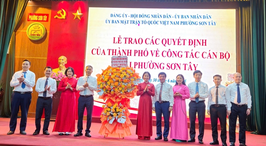 Hà Nội: Trao quyết định nhân sự các phường Tùng Thiện, Sơn Tây và xã Đoài Phương