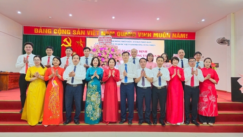 Hà Nội: Trao quyết định nhân sự các phường Tùng Thiện, Sơn Tây và xã Đoài Phương