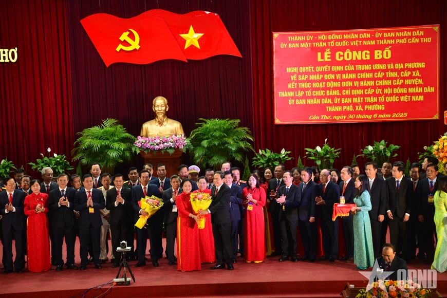 Chủ tịch Quốc hội Trần Thanh Mẫn dự Lễ công bố các Nghị quyết, Quyết định về sáp nhập đơn vị hành chính tại Cần Thơ