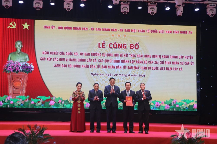 Nghệ An công bố các quyết định thực hiện chính quyền 2 cấp