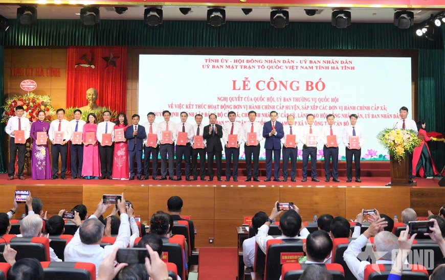 Hà Tĩnh công bố các quyết định về tổ chức bộ máy và đơn vị hành chính
