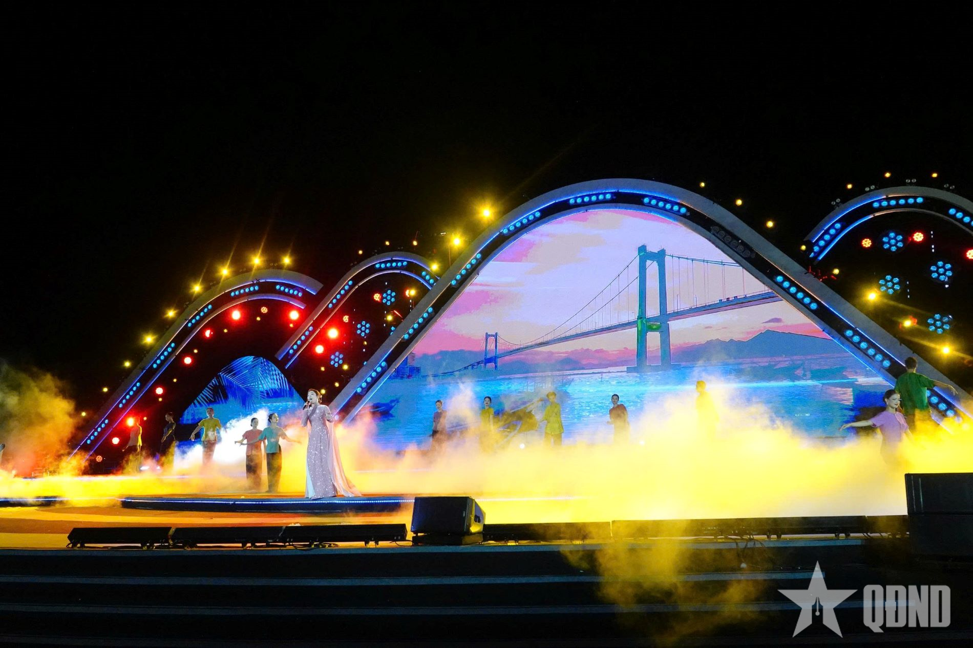 Đà Nẵng - Bay cao cùng đất nước