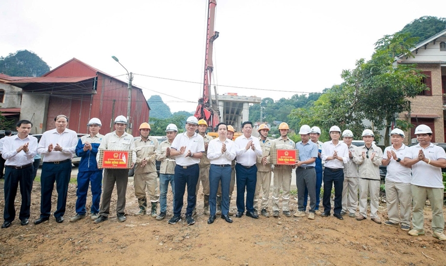 Vượt bất lợi thời tiết, bảo đảm mục tiêu thông tuyến cao tốc Đồng Đăng - Trà Lĩnh