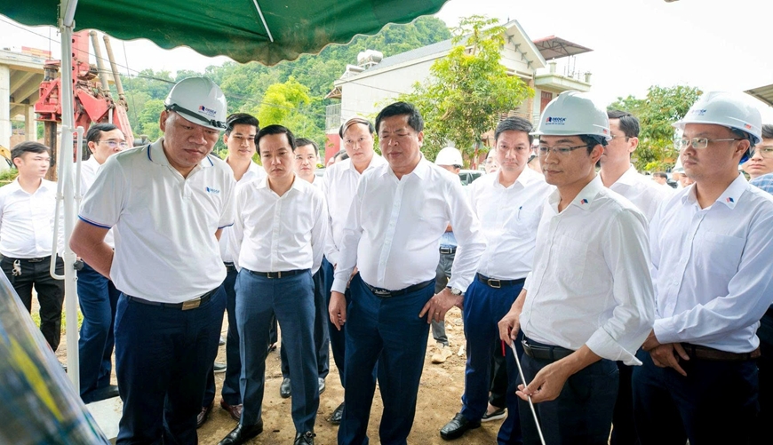 Vượt bất lợi thời tiết, bảo đảm mục tiêu thông tuyến cao tốc Đồng Đăng - Trà Lĩnh
