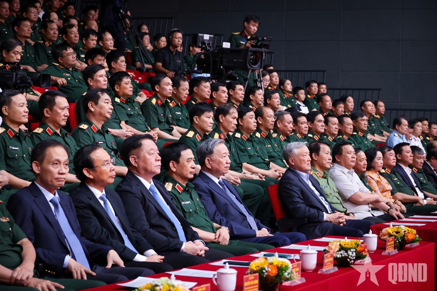 Tổng Bí thư Tô Lâm dự Chương trình giao lưu - nghệ thuật “Khắc ghi lời Bác - Vang nhịp quân hành”