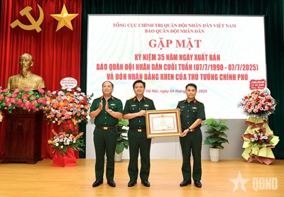 View - 	Báo Quân đội nhân dân Cuối tuần đón nhận Bằng khen của Thủ tướng