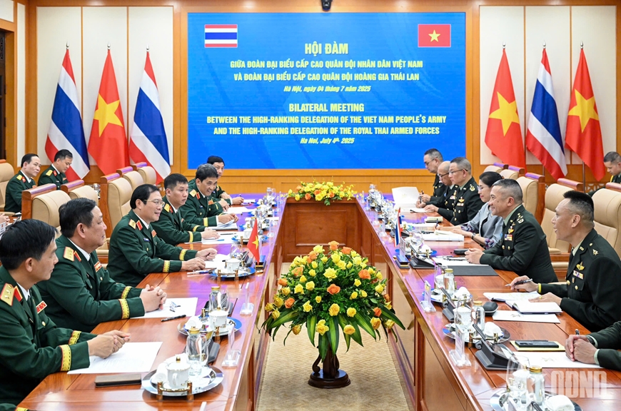 Đại tướng Nguyễn Tân Cương hội đàm với Tư lệnh Lực lượng Quốc phòng Thái Lan