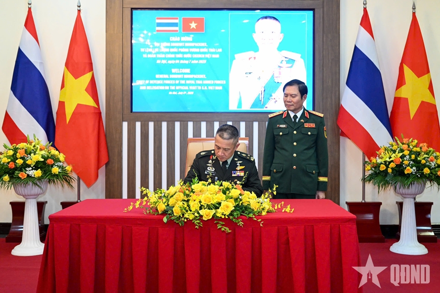 Đại tướng Nguyễn Tân Cương hội đàm với Tư lệnh Lực lượng Quốc phòng Thái Lan