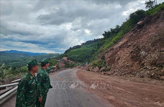 Sạt lở đất gây ách tắc giao thông trên Quốc lộ 15D